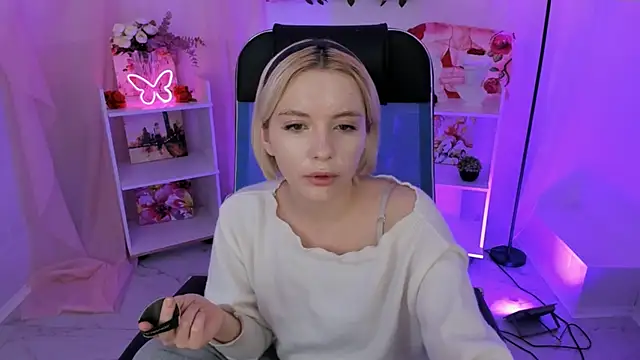 AuroraWrenfield online show from 11/12/25, 04:16