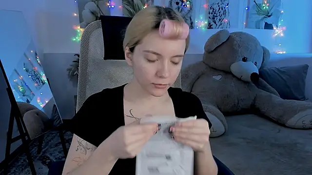 AuroraWrenfield online show from 04/14/26, 12:26