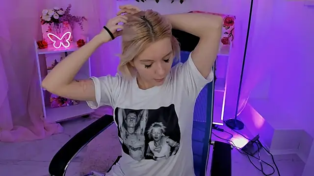 AuroraWrenfield online show from 11/06/25, 07:23