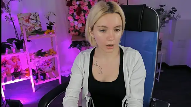 AuroraWrenfield online show from 11/27/25, 04:24