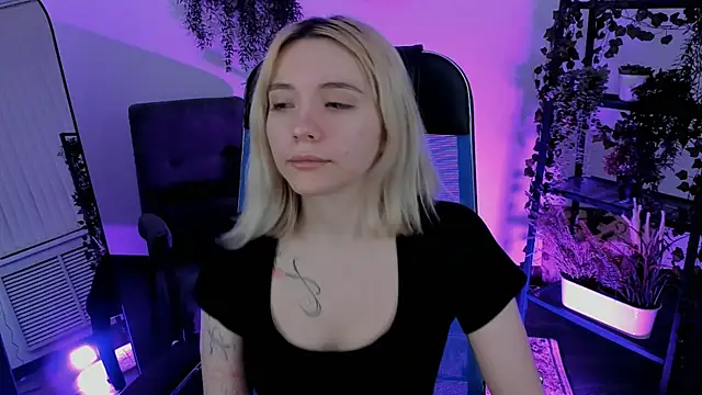 AuroraWrenfield online show from 04/07/26, 12:23