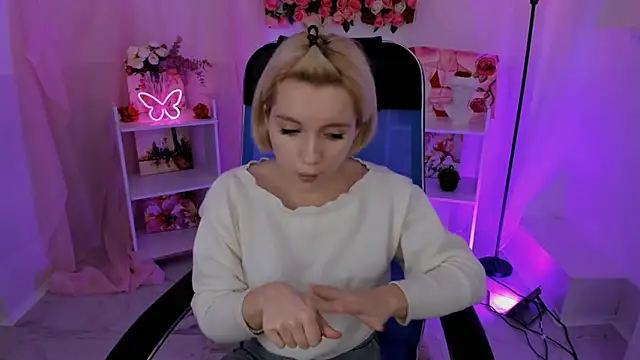 AuroraWrenfield online show from 11/04/25, 07:23