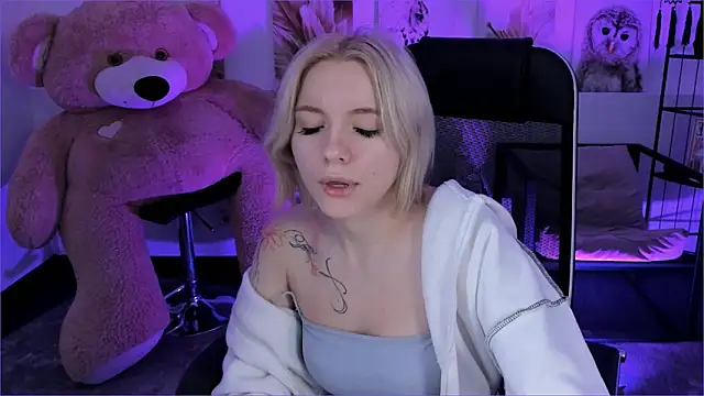 AuroraWrenfield online show from 12/17/25, 12:26