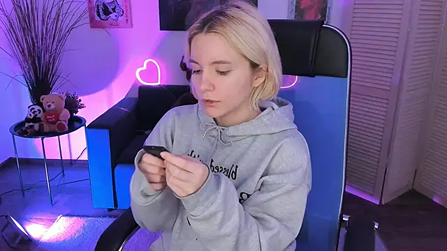 AuroraWrenfield online show from 12/01/25, 04:13