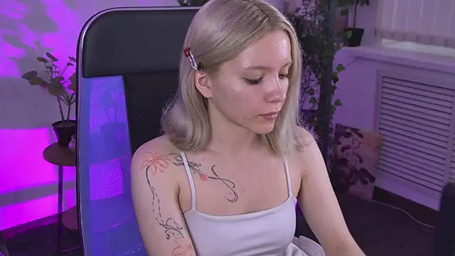 AuroraWrenfield online show from 06/19/26, 12:27