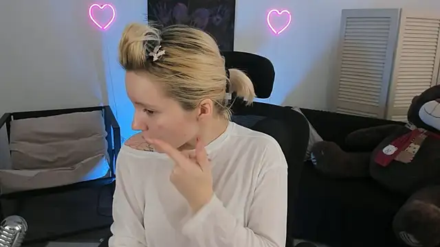 AuroraWrenfield online show from 02/04/26, 07:36