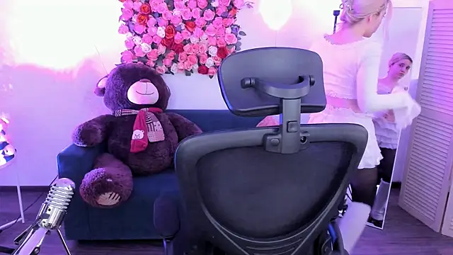 AuroraWrenfield online show from 04/15/26, 04:29