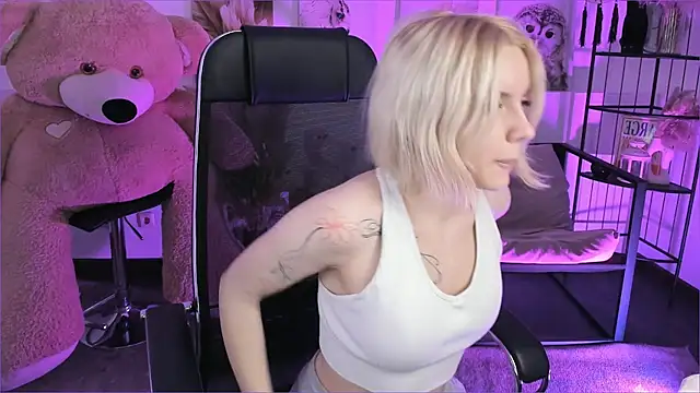 AuroraWrenfield online show from 12/23/25, 12:22