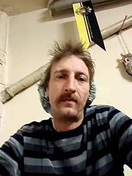 Snapshot of KokosMartin chatting on 10/28/25, 09:47 KokosMartin online show from 10/28/25, 09:47