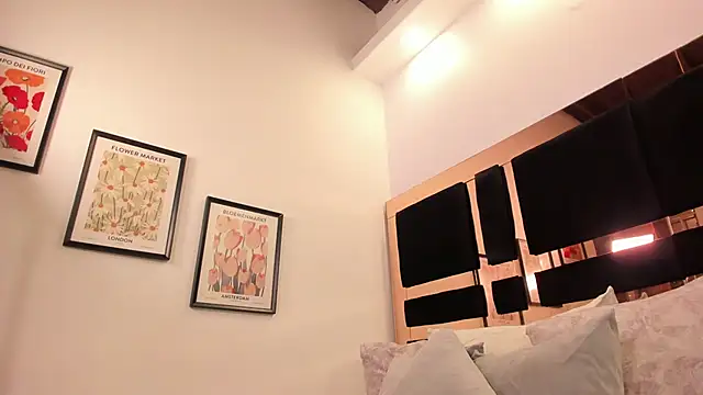 Snapshot of katherinn_gomezz chatting on 10/29/25, 11:42 katherinn gomezz online show from 10/29/25, 11:42