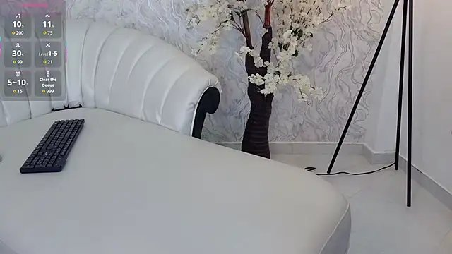 aura sanders1 online show from 12/05/25, 11:53