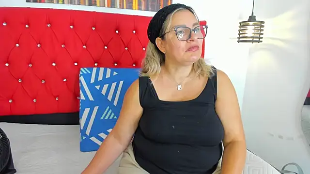 carolinacrus01 online show from 12/16/25, 04:00