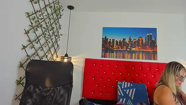 carolinacrus01 online show from 10/30/25, 02:14