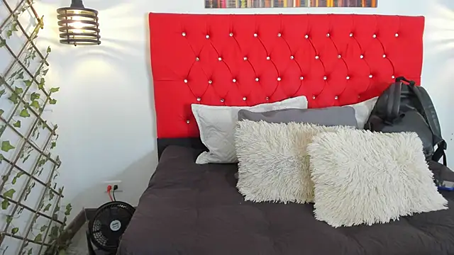 carolinacrus01 online show from 10/23/25, 04:05