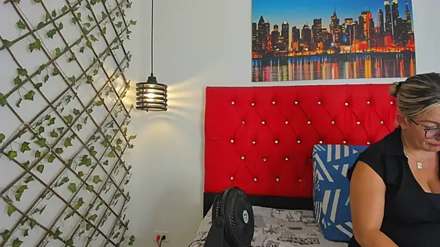 carolinacrus01 online show from 10/31/25, 02:57