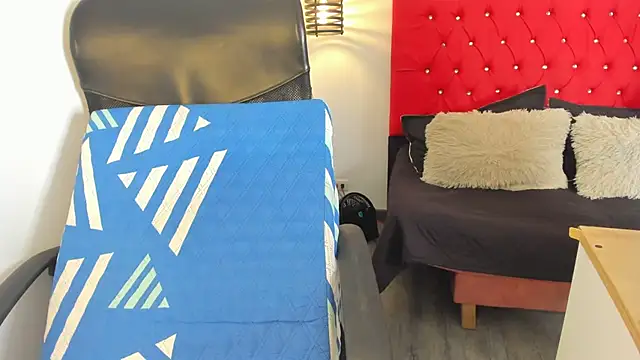 carolinacrus01 online show from 10/06/25, 04:52