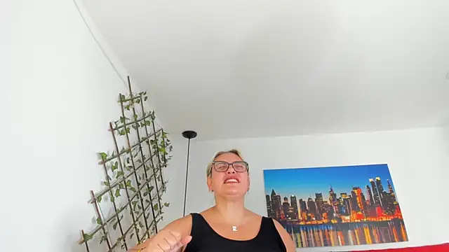 carolinacrus01 online show from 10/19/25, 03:04