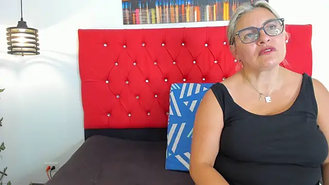 carolinacrus01 online show from 10/17/25, 06:32