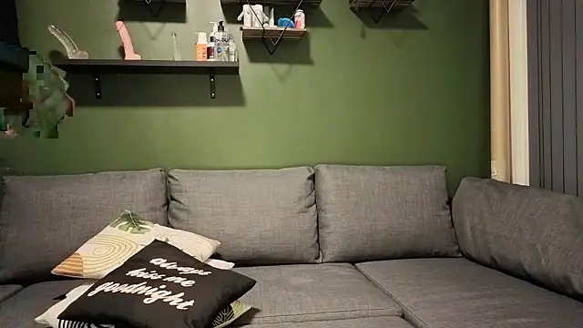 Snapshot of Eveline_Beauty_Kitty chatting on 12/18/25, 04:44 Eveline Beauty Kitty online show from 12/18/25, 04:44