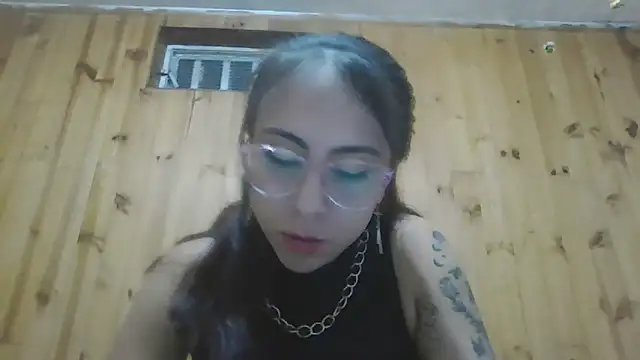 Snapshot of Roselingalvis13 chatting on 10/15/25, 02:43 Roselingalvis13 online show from 10/15/25, 02:43