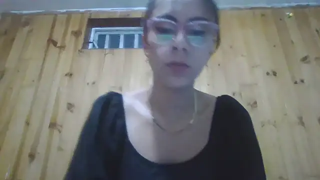 Snapshot of Roselingalvis13 chatting on 10/05/25, 02:46 Roselingalvis13 online show from 10/05/25, 02:46