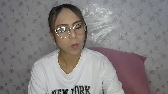 Snapshot of Roselingalvis13 chatting on 06/06/26, 02:06 Roselingalvis13 online show from 06/06/26, 02:06