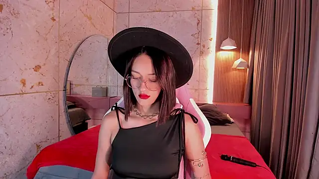 daphne courtis online show from 11/19/25, 03:06