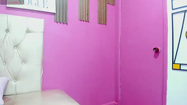 Lucia Spear online show from 10/31/25, 01:08