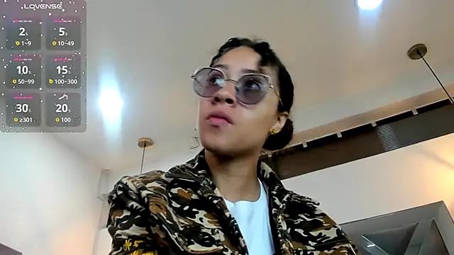 Snapshot of Hanna_Cornee_ chatting on 10/17/25, 01:35 Hanna Cornee online show from 10/17/25, 01:35