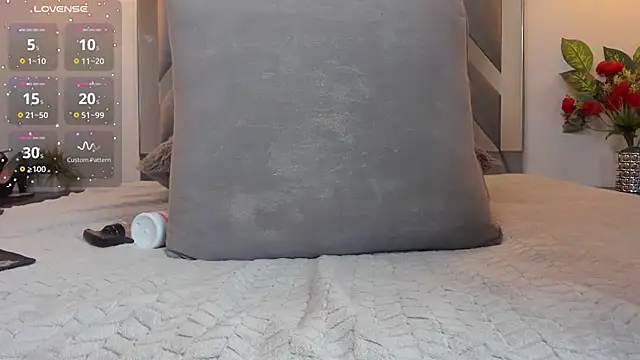 Hanna Cornee  online show from 10/31/25, 02:02