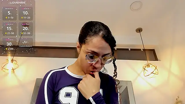 Hanna Cornee  online show from 11/19/25, 01:33