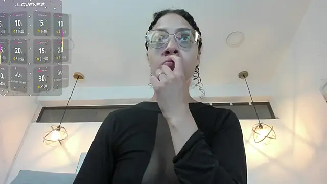 Hanna Cornee  online show from 12/22/25, 12:16