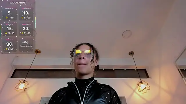 Hanna Cornee  online show from 12/17/25, 02:11