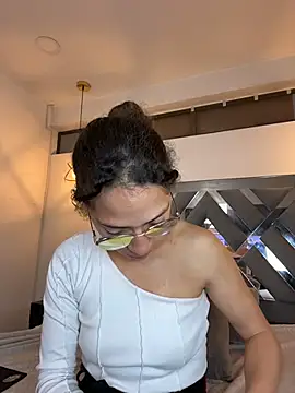 Hanna Cornee  online show from 11/14/25, 01:59