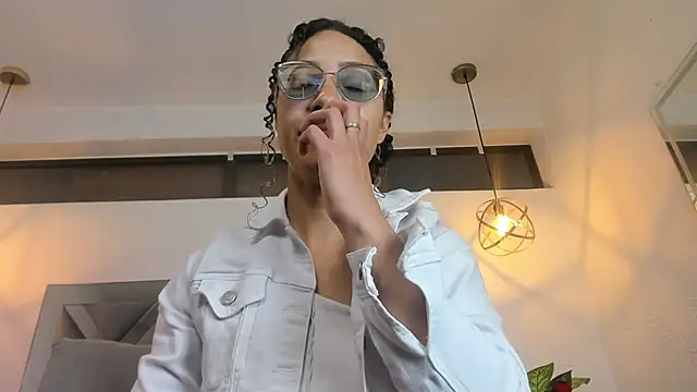 Hanna Cornee  online show from 12/14/25, 01:39