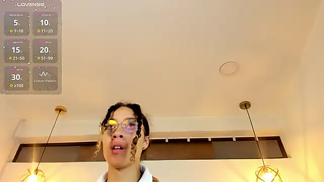 Hanna Cornee  online show from 11/17/25, 01:37