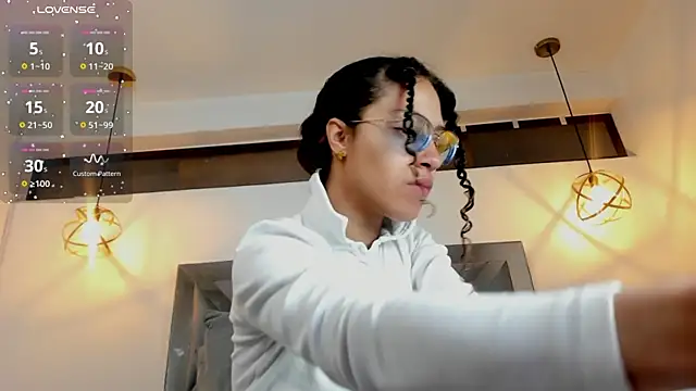 Hanna Cornee  online show from 12/03/25, 01:43