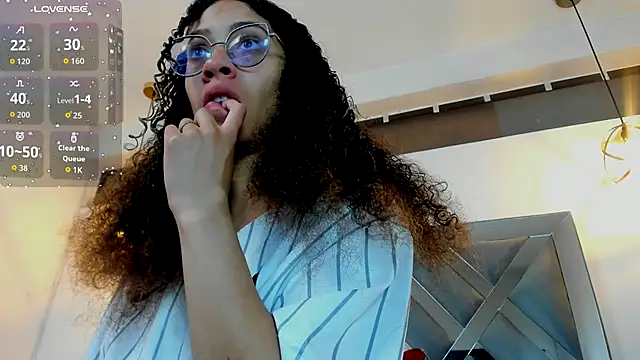 Snapshot of Hanna_Cornee_ chatting on 10/04/25, 01:23 Hanna Cornee online show from 10/04/25, 01:23