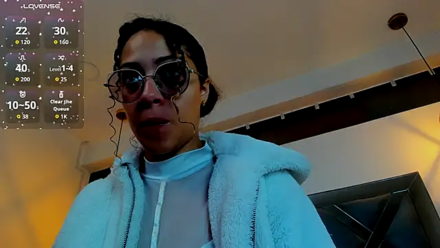 Snapshot of Hanna_Cornee_ chatting on 10/13/25, 01:34 Hanna Cornee online show from 10/13/25, 01:34