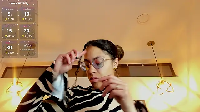 Hanna Cornee  online show from 11/13/25, 01:15