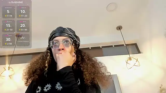 Hanna Cornee  online show from 11/24/25, 03:12