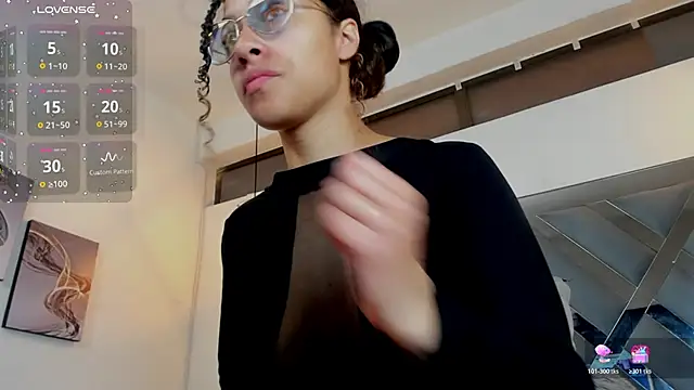 Hanna Cornee  online show from 11/28/25, 01:33