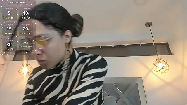 Hanna Cornee  online show from 11/21/25, 01:32