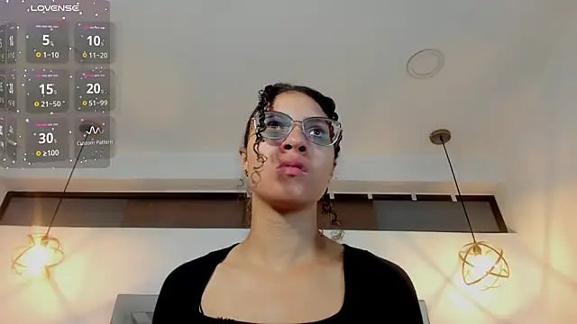 Hanna Cornee  online show from 11/20/25, 01:45