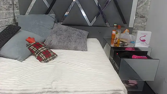 YanetRose online show from 12/15/25, 03:23