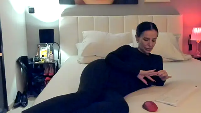 simonacavali online show from 11/15/25, 08:13