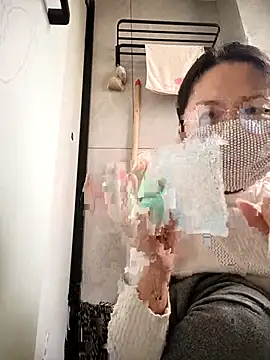 Snapshot of chengcheng12 chatting on 12/16/25, 01:32 chengcheng12 online show from 12/16/25, 01:32