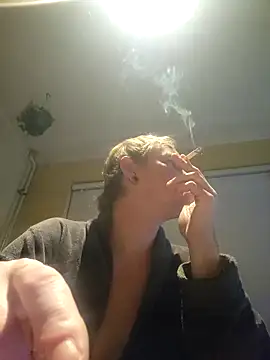 Snapshot of piercingpik chatting on 12/22/25, 10:43 piercingpik online show from 12/22/25, 10:43