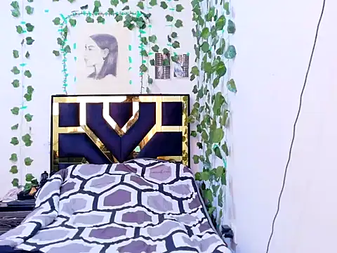 lucywhite13 online show from 10/07/25, 05:58