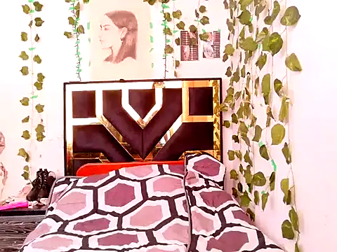 lucywhite13 online show from 10/23/25, 07:34